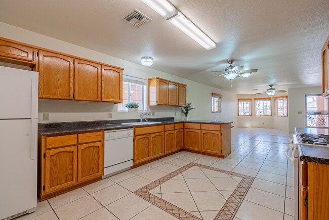 Building Photo - "Well Maintained 2-Bedroom, 2 Bathroom hom...