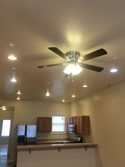 Building Photo - 1261 W Cary St