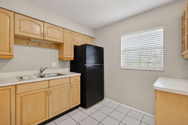 Building Photo - 3 Bedroom Home in Tavares – Available Now!