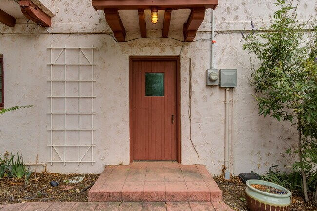 Building Photo - Charming Tuscany Villa block away from TTU