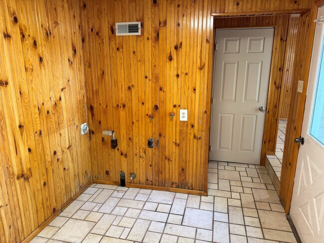 Building Photo - 1758 Myers Ln