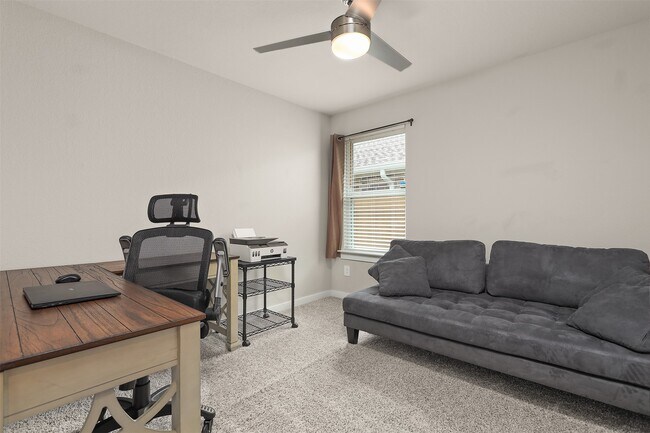Building Photo - 2612 Golden Palms Ln