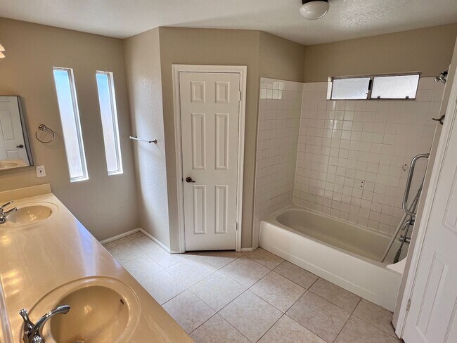 Building Photo - Phoenix 3 Bed, 2 Bath Home with Single Story