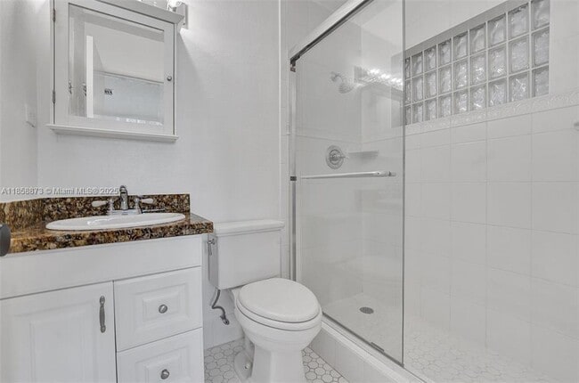 Building Photo - 928 NE 18th Ct