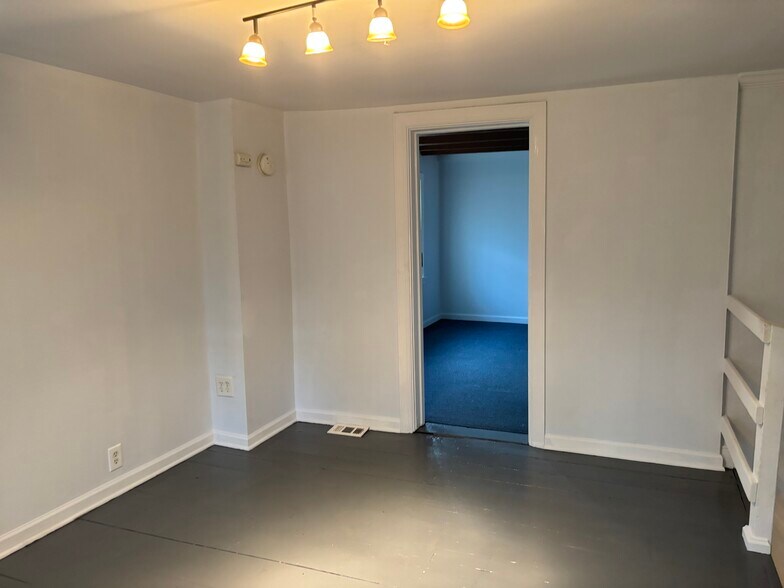 Building Photo - 421 Moyer St