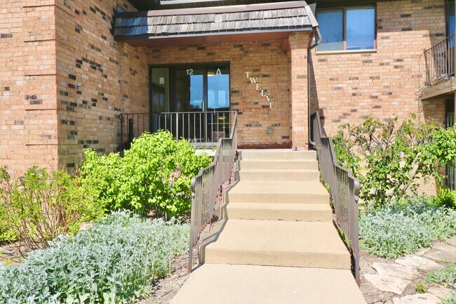 Building Photo - 12 Oak Creek Dr