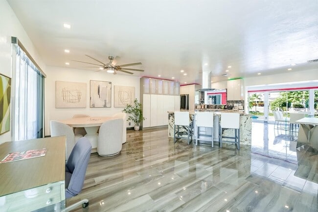 Building Photo - 2531 NE 47th St