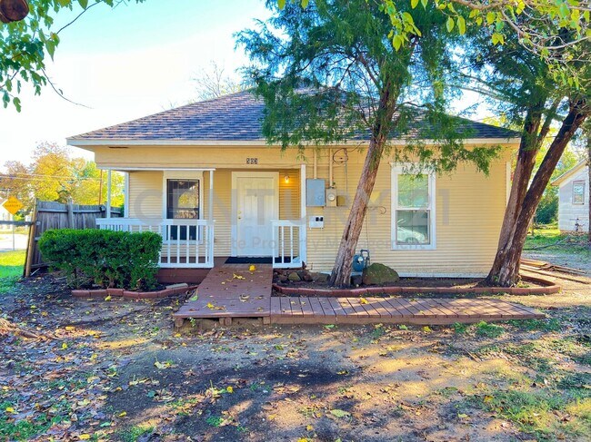 Primary Photo - Charming 3/2 in Denton Ready for Move-In!