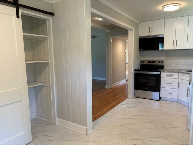 Building Photo - 2 Bedroom, 1 Bathroom House in Greensboro!