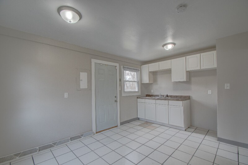 Building Photo - 5147 E 10th Ave