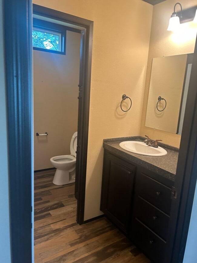 Building Photo - Nice 4 bedroom, 2 bath home with beautiful...