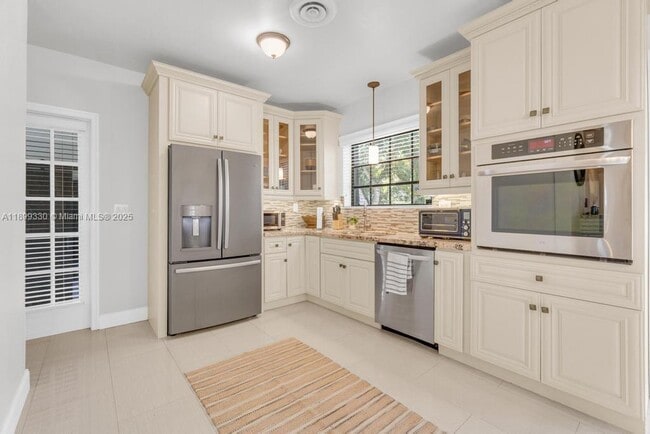 Building Photo - 364 Navarre Dr