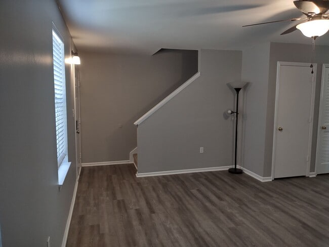 Building Photo - Fabulous Upgraded Three Bedroom/Two Bath Townhome - Walking Distance to Lexington Medical Center