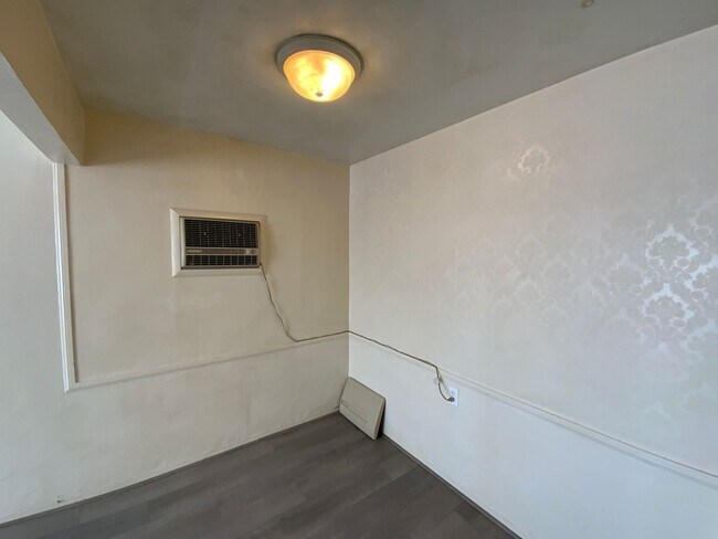 Building Photo - 2 Bedroom Single Story Home Available Near...