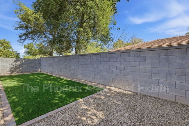 Building Photo - 554 E San Carlos Way