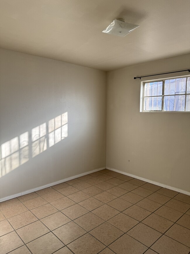 Building Photo - 1029 Lomaland Dr