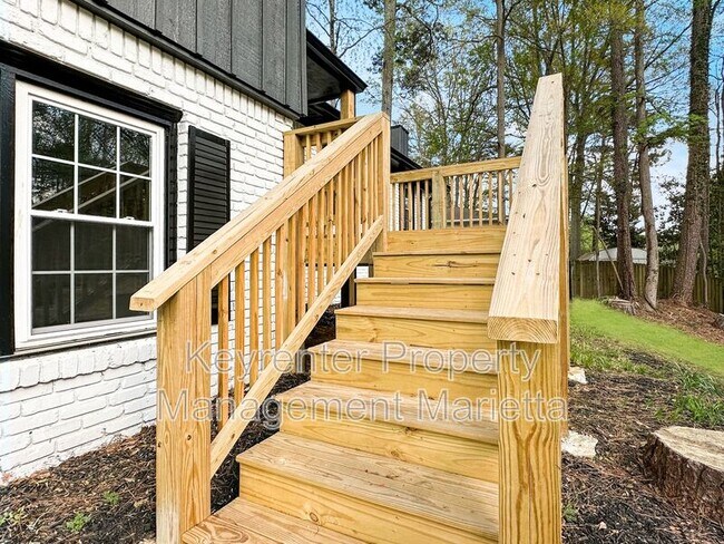 Building Photo - 651 Inglis Dr S E