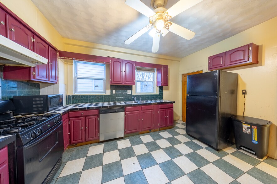 Building Photo - 31 Seattle St