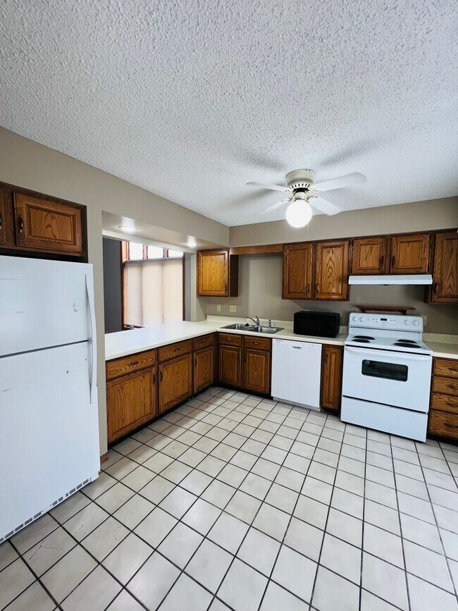 Building Photo - 4 Bedroom 2 Bath Duplex in Iowa City