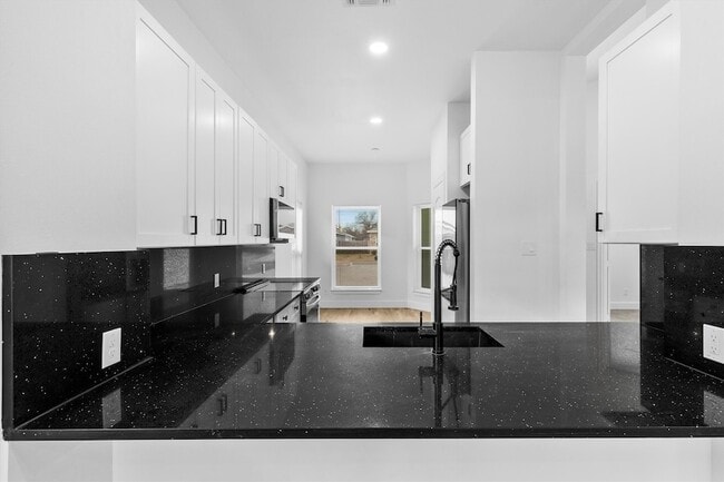 Building Photo - 1812 Muncie Ave