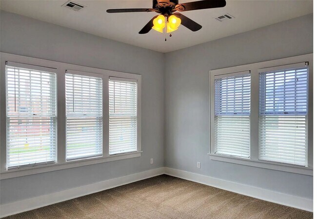 Building Photo - Stunning 4-Bed, 3-Bath Gem 1 Minute from Midtown!