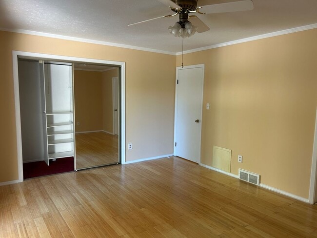 Building Photo - 3 Bedroom Condo with Full Finished Basement for Rent