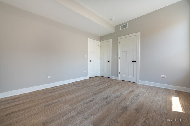 Building Photo - 4152 S Prairie Ave