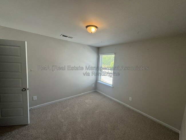 Building Photo - 1156 Burgundy Dr
