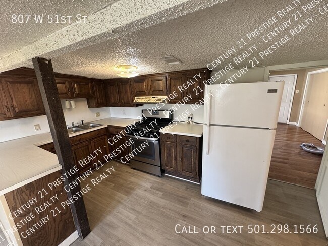 Building Photo - 807 W 51st St