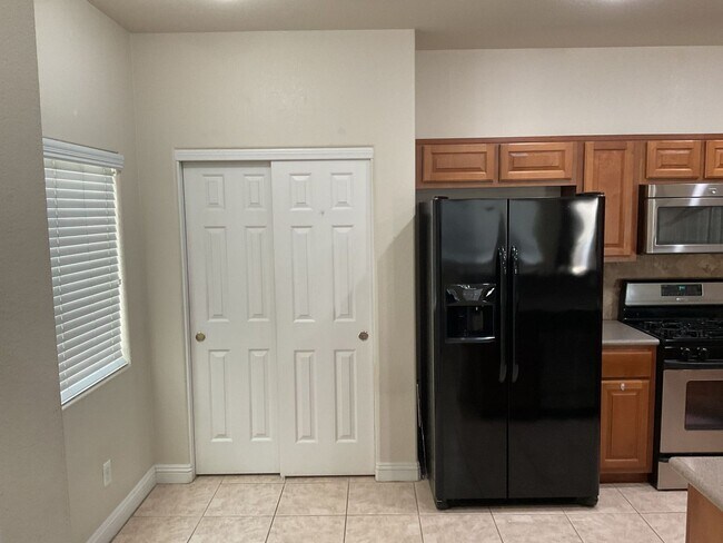 Building Photo - Beautiful 3-Bedroom Townhome in Gated Henderson Community!