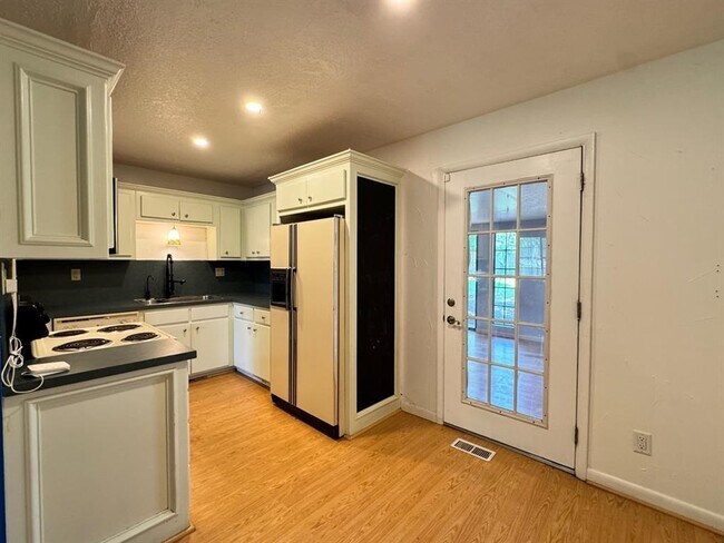Building Photo - 1622 Denison Dr