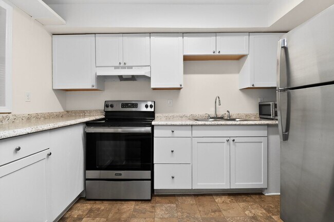 Building Photo - Lovely Two Bedroom Condo in Cotswold!