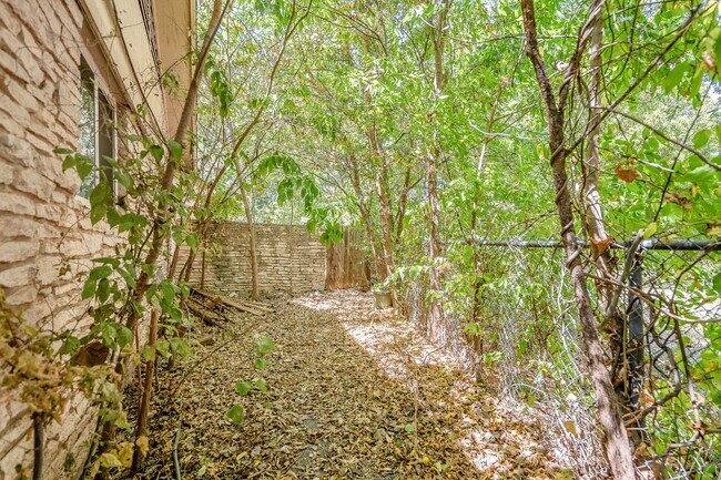 Building Photo - "Charming 2-Bed Duplex in Austin's Vibrant...