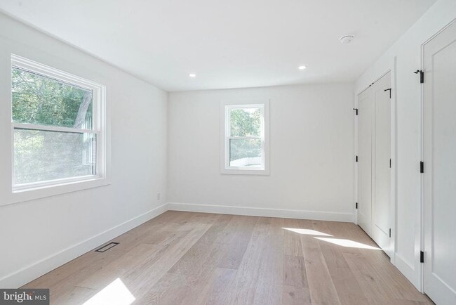 Building Photo - 316 Farmdale Rd