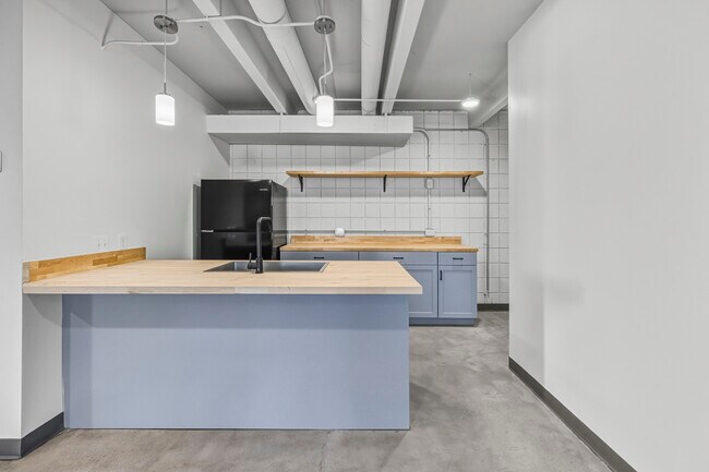 Building Photo - 415 S Weber St