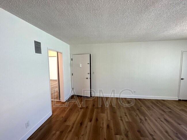 Building Photo - 233 N Hollywood Way