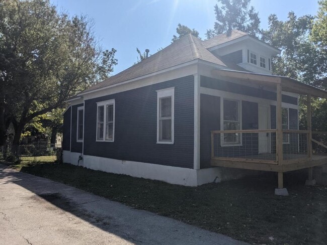 Building Photo - 305 N Wall Ave