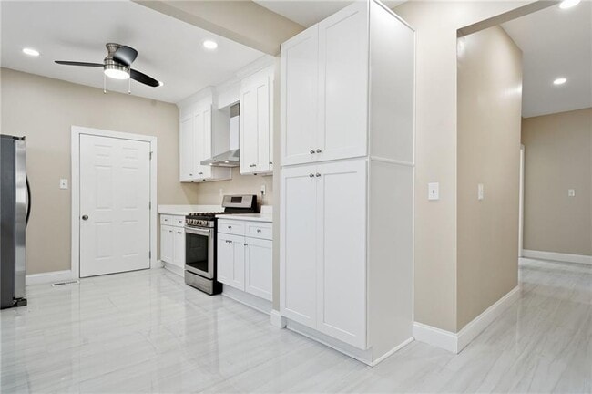 Building Photo - 395 8th St NE