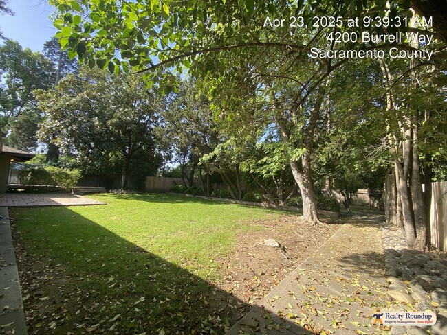 Building Photo - Sprawling Ranch with Open Floorplan & Exce...