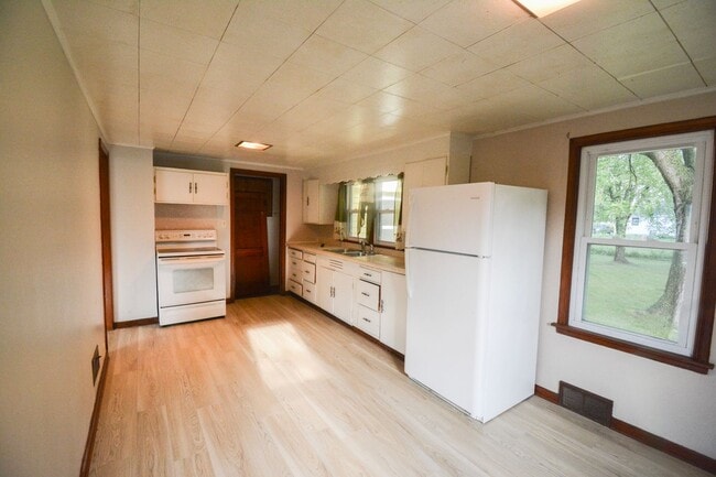 Building Photo - Cute 2br Home with Large Private Yard For ...