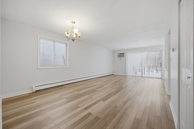 Building Photo - 2556 Waterbury Dr