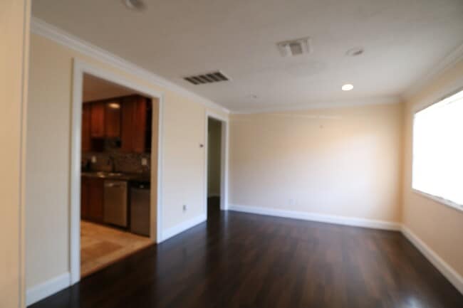 Building Photo - 3 bedroom, 2.5 bathroom home is in a highly sought-after neighborhood in the heart of South Tampa...