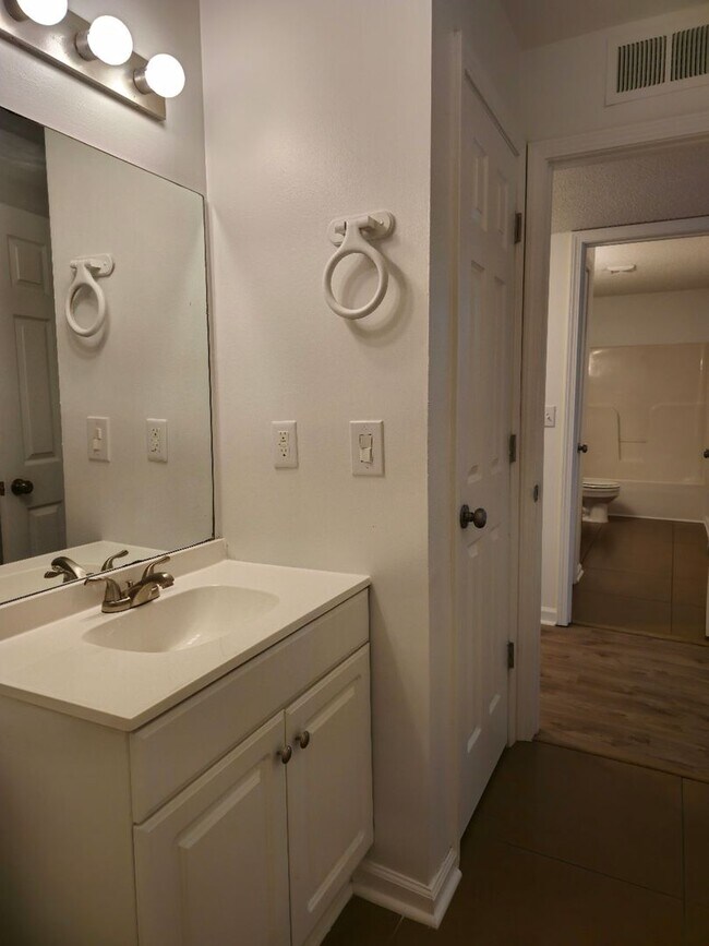 Building Photo - Gorgeous 4 bed 2 bath unit available soon!