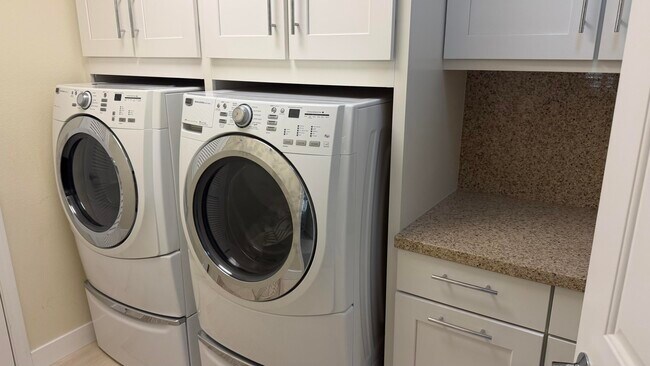 Building Photo - 37672 Breeze Way