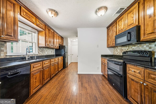 Building Photo - 3940 Hubert Dr