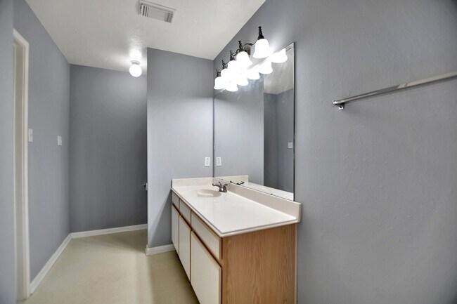 Building Photo - 18234 Drum Heller Ln