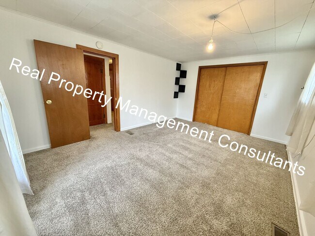 Building Photo - Quaint Home with Lots of Space