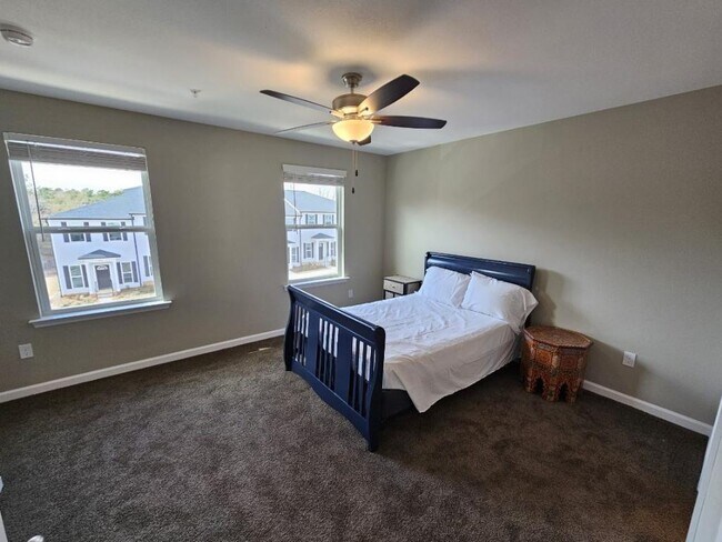 Building Photo - 2245 Del Carmel Way