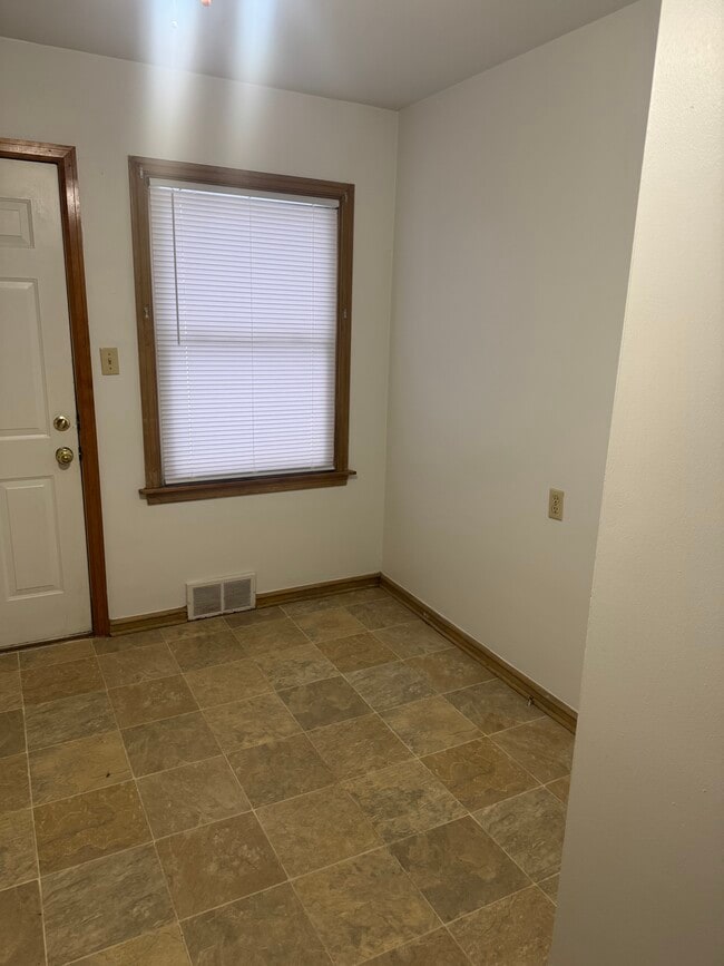 Building Photo - 6643 W Lisbon Ave