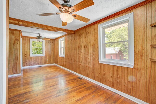 Building Photo - Now Leasing - Charming Renovated 3BR Home Near Downtown Columbia & Major Colleges